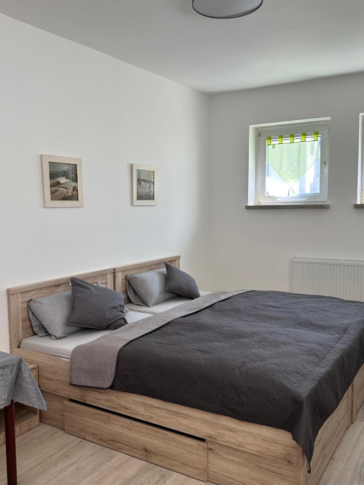 Ein Zimmer Wohnung Am Markt Oelsnitz  Exterior photo